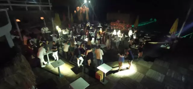 Kuşadası'nda eğlence bayramda tavan yaptı Kuşadası'nda eğlence bayramda tavan yaptı
