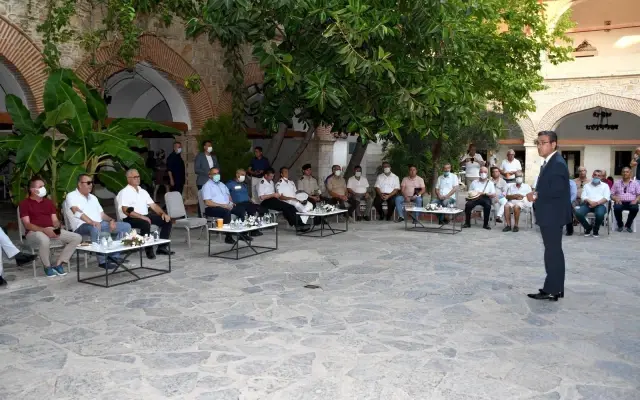 Kuşadası'nda ilçe protokolü vatandaşlar ile bayramlaştı