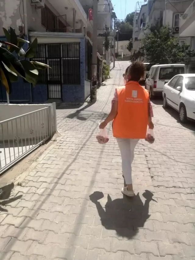 Kuşadası'nda, sosyal belediyecilik mesaisi bayramda da sürdü