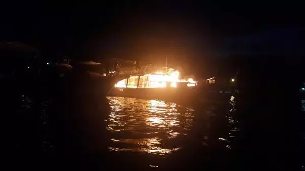 LİMANDA BAĞLI TUR TEKNESİ YANGINDA KULLANILAMAZ HALE GELDİ