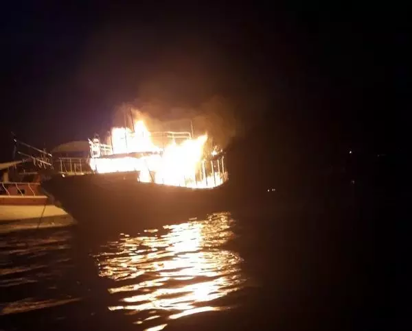 LİMANDA BAĞLI TUR TEKNESİ YANGINDA KULLANILAMAZ HALE GELDİ