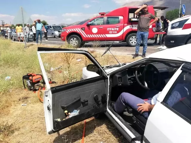 Malatya'da iki otomobil kafa kafaya çarpıştı: 2 ölü, 4 yaralı