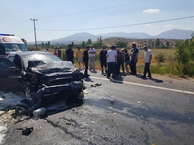 İki otomobil çarpıştı: 2 ölü, 3 yaralı