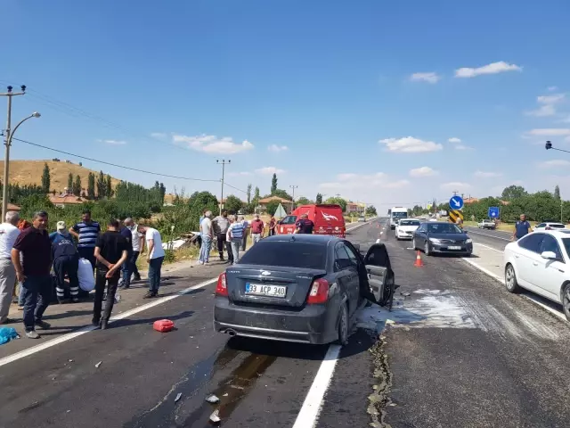 İki otomobil çarpıştı: 2 ölü, 3 yaralı
