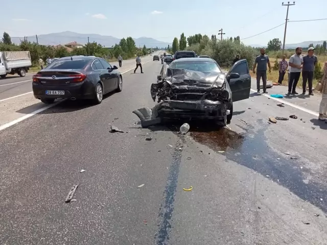 İki otomobil çarpıştı: 2 ölü, 3 yaralı