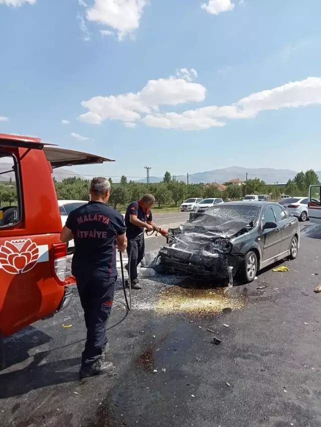 İki otomobil çarpıştı: 2 ölü, 3 yaralı