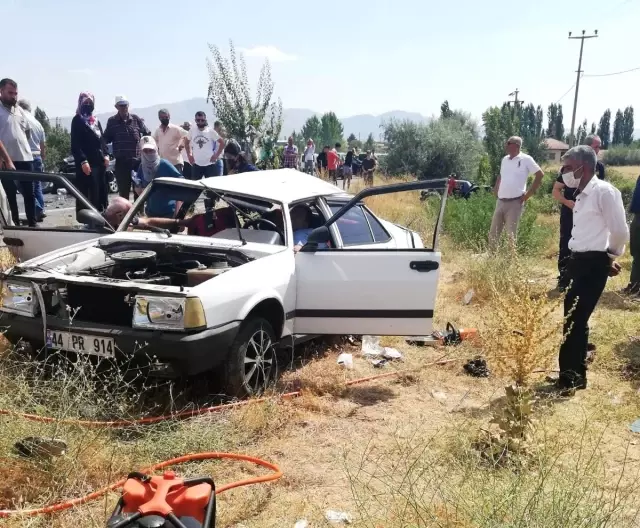 Malatya'da iki otomobil kafa kafaya çarpıştı: 2 ölü, 4 yaralı
