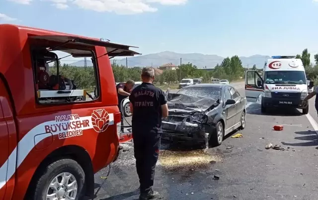 Malatya'da iki otomobil kafa kafaya çarpıştı: 2 ölü, 4 yaralı