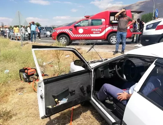 Malatya'da iki otomobil kafa kafaya çarpıştı: 2 ölü, 4 yaralı