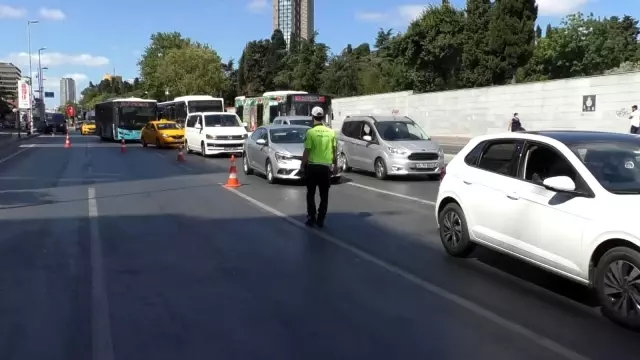 Mecidiyeköy'de motosikletlilere yönelik denetim: Çakarlı araca bin 339 lira para cezası kesildi