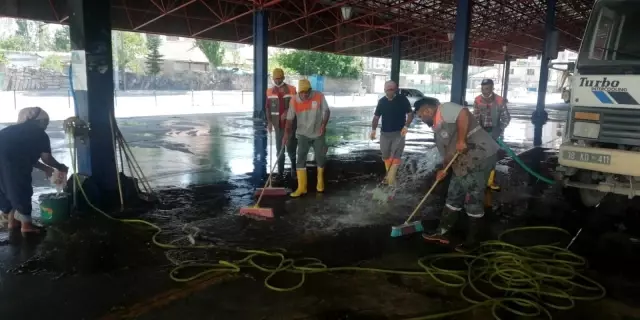 Melikgazi'de kurban kesim yerleri temizlenerek dezenfekte ediliyor