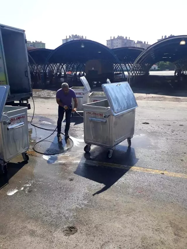 Melikgazi'de kurban kesim yerleri temizlenerek dezenfekte ediliyor