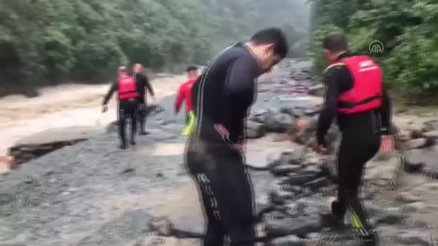 Mençuna Şelalesi'nde mahsur kalan 18 kişi AKUT ekiplerince kurtarıldı (2)