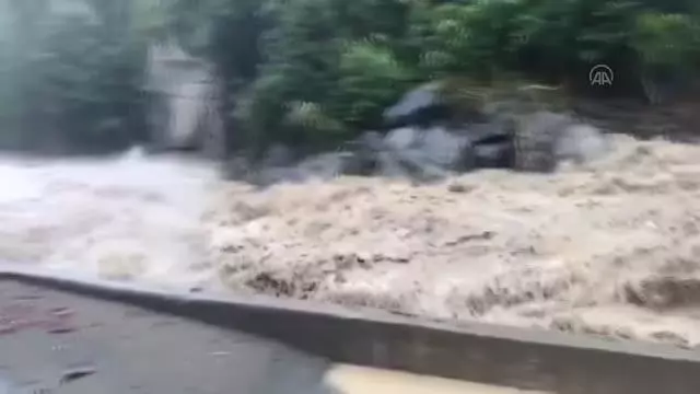 Mençuna Şelalesi'nde mahsur kalan 18 kişi AKUT ekiplerince kurtarıldı (2)