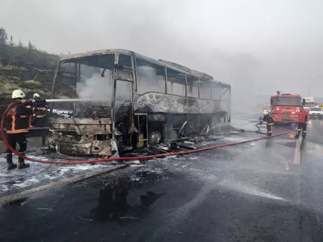 Seyir halindeki yolcu otobüsü yandı