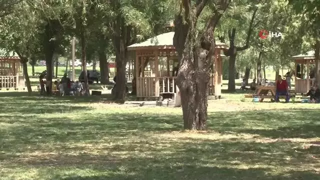 Mesire alanları piknikçilerle doldu Mesire alanları piknikçilerle doldu