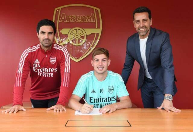 Mesut Özil'in 10 numaralı forması Emile Smith Rowe'a verildi Mesut Özil'in 10 numaralı forması Emile Smith Rowe'a verildi