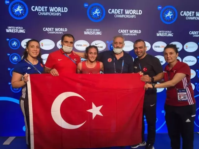 Milli güreşçi Selvi İlyasoğlu, yıldızlarda dünya şampiyonu oldu