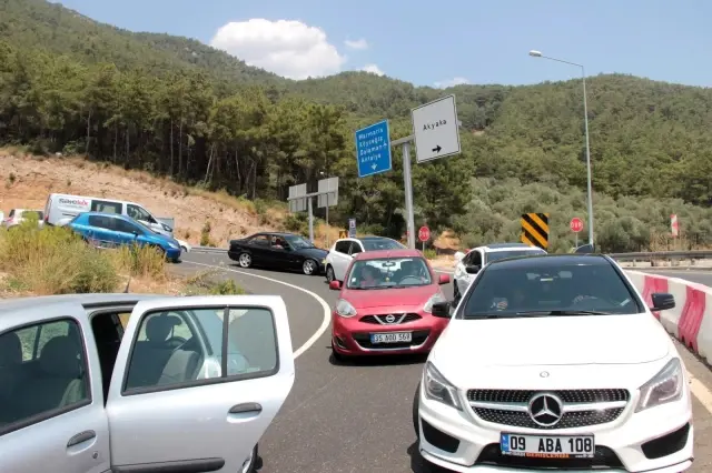 Muğla'nın dört bir tarafında trafik kilitlendi