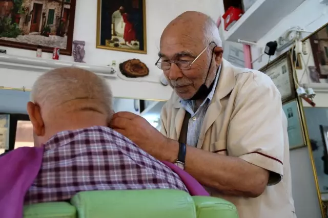 Odunpazarı'nın en eski esnafı gençlere taş çıkartıyor