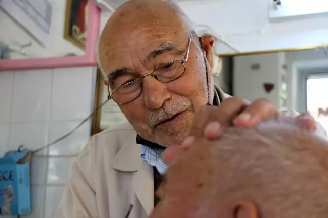 Odunpazarı'nın en eski esnafı gençlere taş çıkartıyor