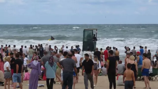 Olumsuz hava koşulları sahilleri vurdu! Kandıra, Şile ve Sarıyer'de denize girmek yasaklandı Olumsuz hava koşulları sahilleri vurdu! Kandıra, Şile ve Sarıyer'de denize girmek yasaklandı