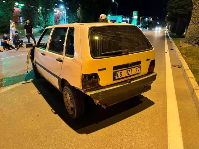 Önce birbirlerine ardından park halindeki araçlara çarptılar: 1 yaralı