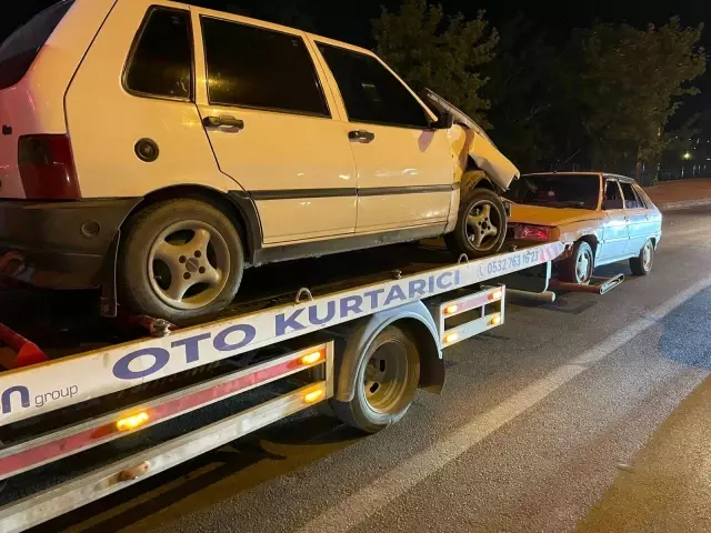 Önce birbirlerine ardından park halindeki araçlara çarptılar: 1 yaralı