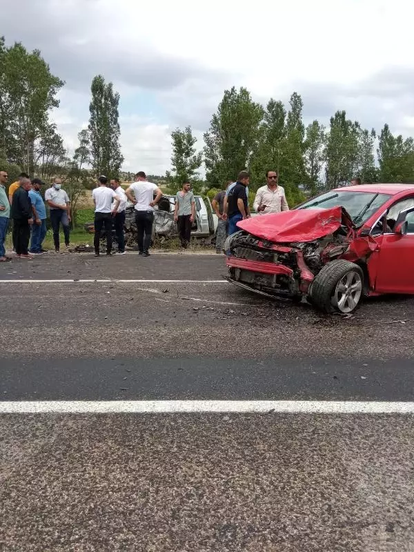 OTOMOBİL İLE KAMYONET KAFA KAFAYA ÇARPIŞTI 1 ÖLÜ, 3 YARALI OTOMOBİL İLE KAMYONET KAFA KAFAYA ÇARPIŞTI 1 ÖLÜ, 3 YARALI
