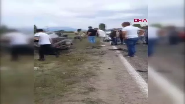 OTOMOBİL İLE KAMYONET KAFA KAFAYA ÇARPIŞTI 1 ÖLÜ, 3 YARALI
