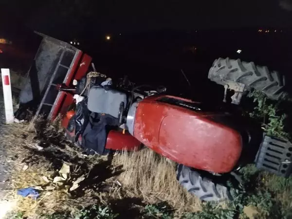 Son dakika haber | Otomobil traktöre çarptı: 3'ü çocuk 9 yaralı Son dakika haber | Otomobil traktöre çarptı: 3'ü çocuk 9 yaralı