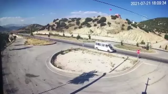 Son dakika haberleri | Otomobille minibüsün çarpıştığı kaza kamerada Son dakika haberleri | Otomobille minibüsün çarpıştığı kaza kamerada