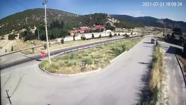 Son dakika haberleri | Otomobille minibüsün çarpıştığı kaza kamerada
