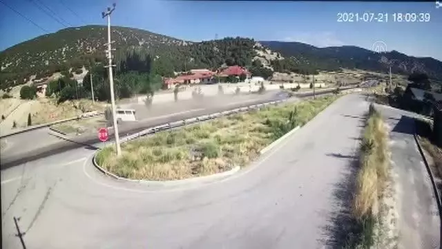 Son dakika haberleri | Otomobille minibüsün çarpıştığı kaza kamerada