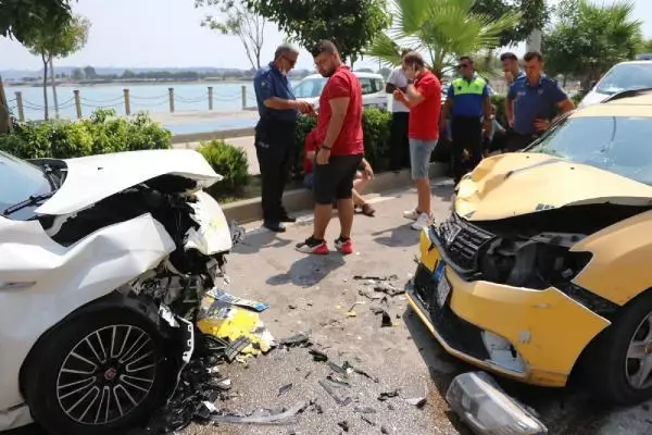 Otomobille taksi çarpıştı: 3 yaralı