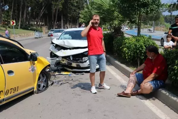 Otomobille taksi çarpıştı: 3 yaralı