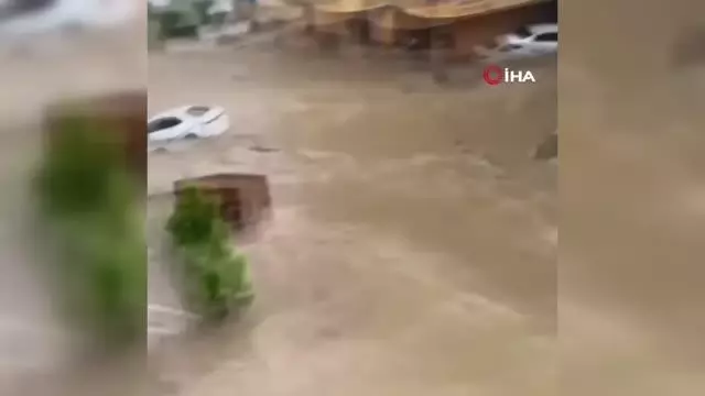 Otomobiller sel suları altında kaldı...Mahsur kalan vatandaşlar botlarla kurtarıldı Otomobiller sel suları altında kaldı...Mahsur kalan vatandaşlar botlarla kurtarıldı