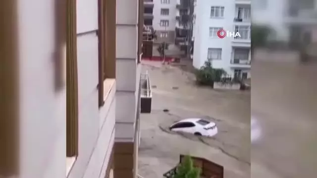 Otomobiller sel suları altında kaldı...Mahsur kalan vatandaşlar botlarla kurtarıldı