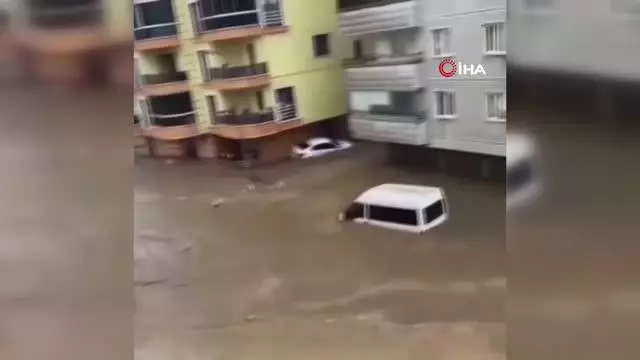 Otomobiller sel suları altında kaldı...Mahsur kalan vatandaşlar botlarla kurtarıldı