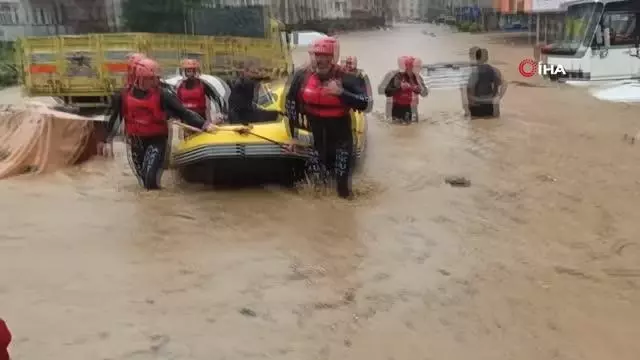 Otomobiller sel suları altında kaldı...Mahsur kalan vatandaşlar botlarla kurtarıldı