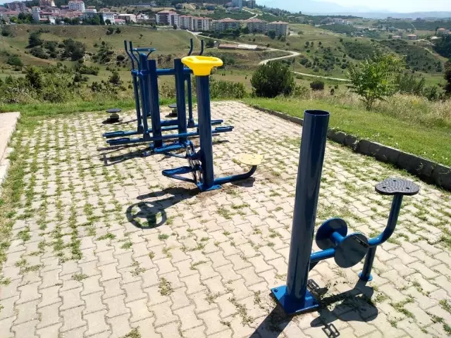 Oyun alanlarında yenileme, boyama ve dezenfekte işlemi yapıldı