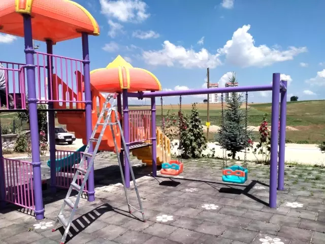 Oyun alanlarında yenileme, boyama ve dezenfekte işlemi yapıldı
