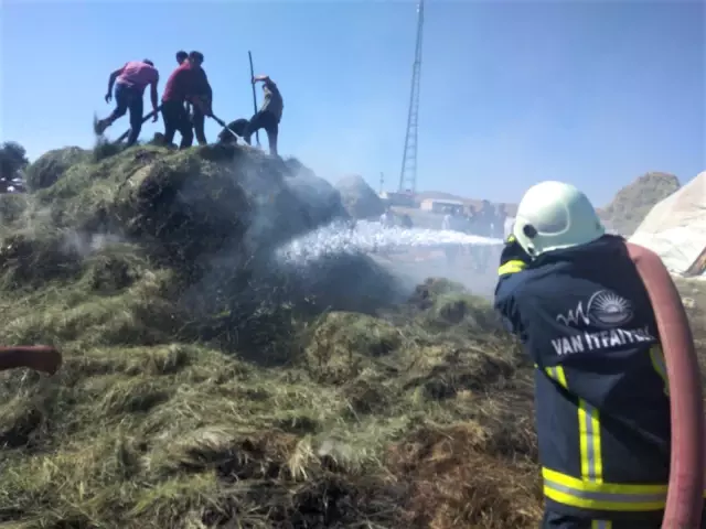 Özalp'ta 2 bin bağ ot yandı Özalp'ta 2 bin bağ ot yandı