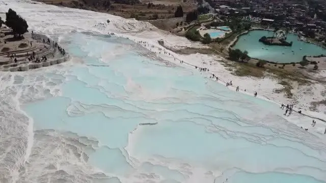 Pamukkale'de bayram yoğunluğu yaşanıyor Pamukkale'de bayram yoğunluğu yaşanıyor