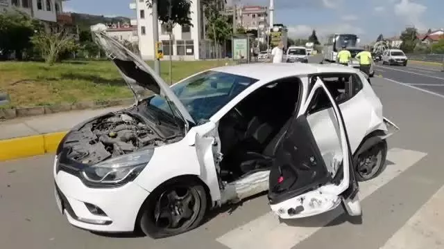 Panelvan ile otomobil çarpıştı: 3 yaralı