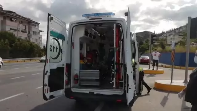Panelvan ile otomobil çarpıştı: 3 yaralı
