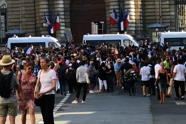 Paris'te aşı karşıtlarından Senato önünde protesto Paris'te aşı karşıtlarından Senato önünde protesto