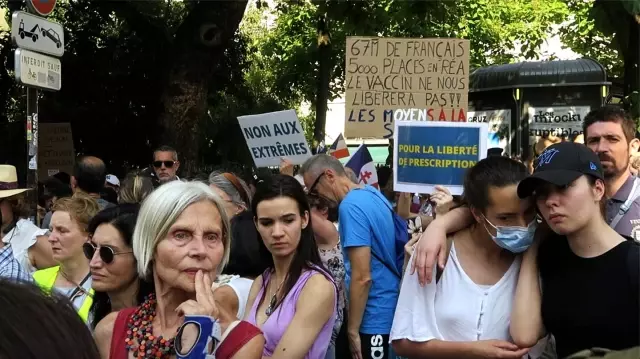 Paris'te aşı karşıtlarından Senato önünde protesto