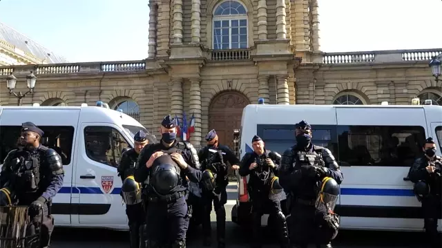 Paris'te aşı karşıtlarından Senato önünde protesto
