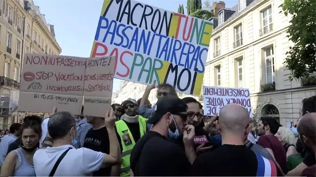 Paris'te aşı karşıtlarından Senato önünde protesto